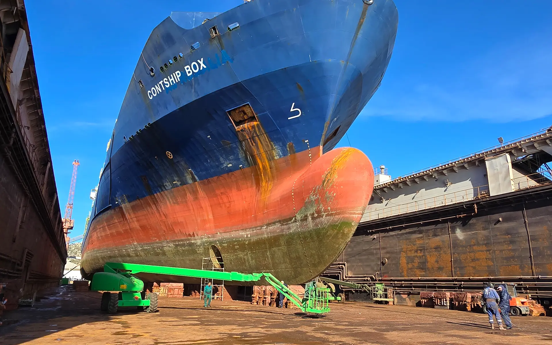 Maintenance and painting on the ship Contship Box 12