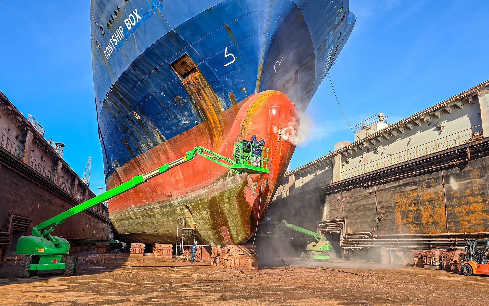 Maintenance and painting on the ship Contship Box 13